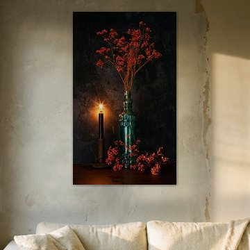 Gypsophile orange en bouteille bleue et lumière de bougie. sur Photographie de Justin Sinner (Photographe à Texel)