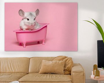 Schattige witte chinchilla in een roze badje in een roze achtergrond van Elles Rijsdijk
