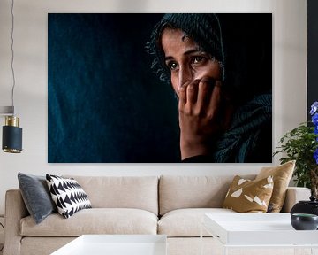 Close-up portret van islamitische vrouw in Griekenland | Reizen Fotografie art print van Milene van Arendonk