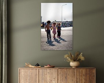 Drie jonge meisjes wandelen hand in hand in Griekenland | Fotografie art print portret van Milene van Arendonk