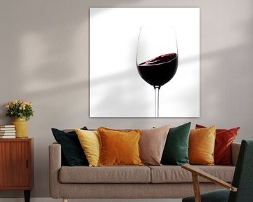 Rode wijn draait in een glas van Thomas Heitz