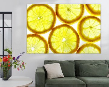 Collage van citroen schijfjes met een witte achtergrond. van Carola Schellekens