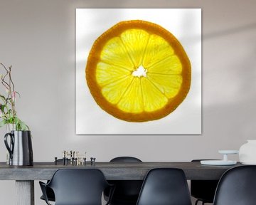 Close-up van een citroen schijfje met een witte achtergrond. van Carola Schellekens