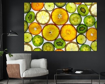 Collage van schijfjes fruit en groente met een witte achtergrond. van Carola Schellekens