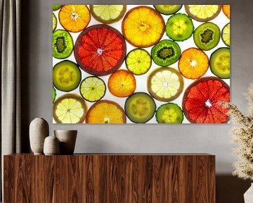 Collage aus Obst- und Gemüsescheiben mit weißem Hintergrund. von Carola Schellekens