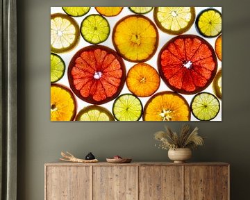 Collage van schijfjes fruit met een witte achtergrond.