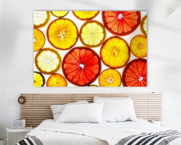 Collage van schijfjes fruit met een witte achtergrond.