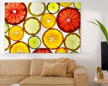 Collage de tranches de fruits sur fond blanc. sur Carola Schellekens