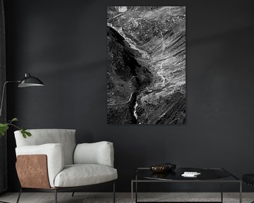 Landschap contrasten in de Bergen,  zwart wit foto print van Anneloes van Acht