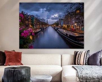 Nuages sombres au-dessus des canaux d'Amsterdam sur Teun Janssen