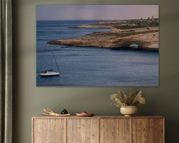 Zeilboot voor de kust van Malta van Sander Hekkema