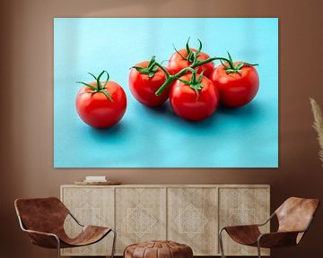 Groente: 5 tros tomaten op een blauwe achtergrond