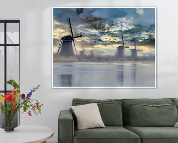 Molens van Kinderdijk in de zonsopgang in de mist van Mariska Asmus