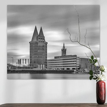Roermond - Skyline - lange Verschlusszeit - schwarz-weiß von Teun Ruijters