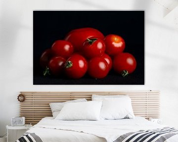 Tomaten auf schwarzem Hintergrund