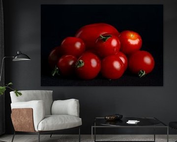 Tomaten auf schwarzem Hintergrund