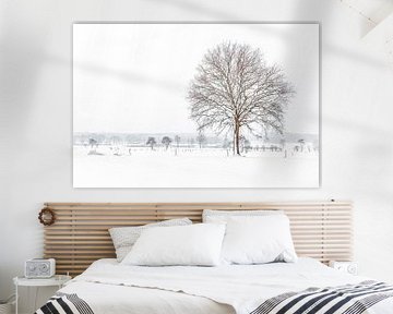Sneeuwlandschap met een boom van Hilda Weges