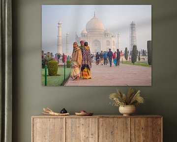 Kleurrijke bezoekers van de Taj Mahal, India van Teun Janssen