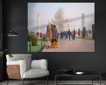 Kleurrijke bezoekers van de Taj Mahal, India van Teun Janssen