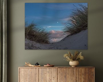 La lune entre les dunes