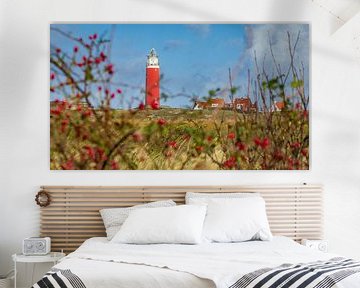 Vue atmosphérique du phare de Texel à travers les baies rouges