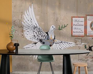 Vredesduif in kogelvrij vest door Banksy van Teun Janssen