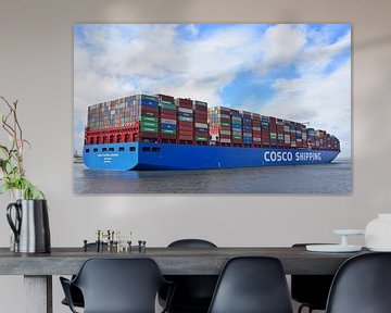 Gestapeltes Containerschiff fährt ab von Piet Kooistra