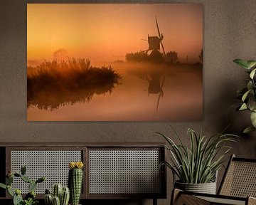 Molen die ontwaakt in de mist en zonsopgang van Tonny Visser-Vink