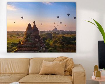 Luchtballonnen boven de tempels van Bagan, Myanmar van Teun Janssen
