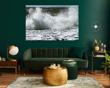 Opspattende golven tijdens een storm op de noordzee kust