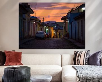 Zonsondergang in een kleurrijke straat in Trinidad | Cuba reisfotografie van Teun Janssen