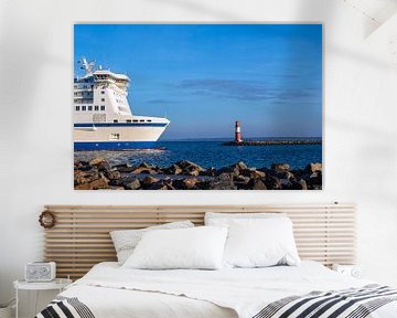 Pier aan de kust van de Oostzee met veerboot in Warnemünde