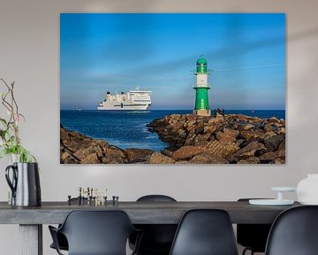 Pier aan de kust van de Oostzee met veerboot in Warnemünde van Rico Ködder