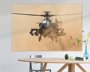 Apache-Hubschrauber kommt durch eine Staubwolke von Jimmy van Drunen