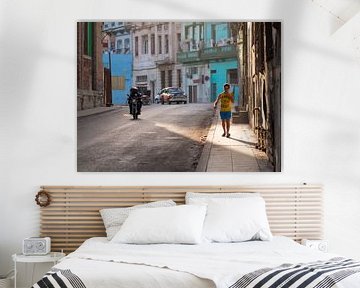 Straat in Habana Vieja, Cuba van Teun Janssen