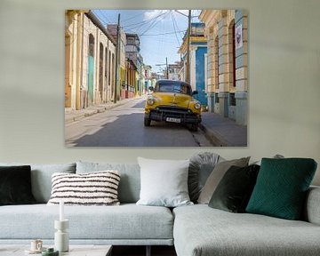 Gele oldtimer in de staten van Santiago de Cuba van Teun Janssen