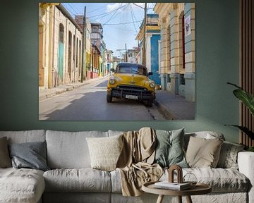 Gele oldtimer in de staten van Santiago de Cuba van Teun Janssen