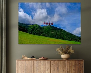 Gondoles rouges dans les montagnes sous un ciel bleu éclatant