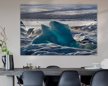 Blauwe ijsschotsen in Jökulsárlón, IJsland van Anne Ponsen