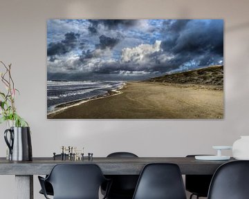 Strand met typisch nederlandse wolkenpartij van Hans Kwaspen