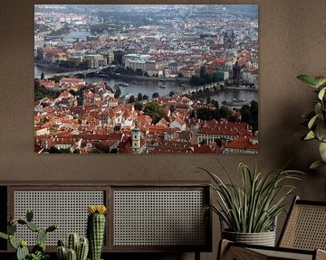 Prague - Paysage urbain avec vue sur le pont Charles sur Ronald Pieterman