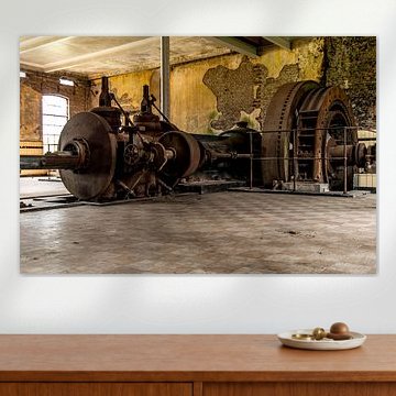 Machine in een oude vervallen fabriek