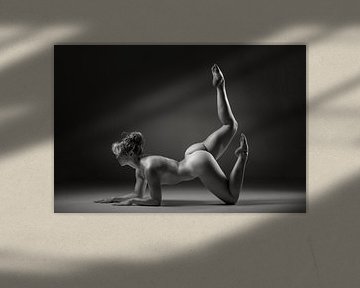 Nackte Frau in Yoga-Pose von Retinas Fotografie