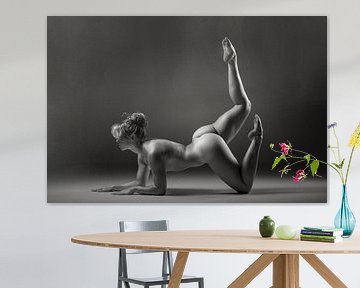 Nackte Frau in Yoga-Pose von Retinas Fotografie