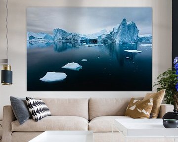 Reflexion Eisberg in tiefen schwarzen Ozean von Martijn Smeets
