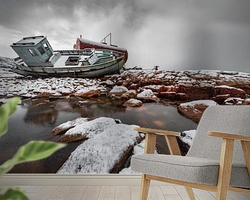 Schiffswrack im Schnee auf Felsen in Grönland von Martijn Smeets