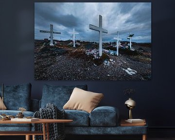 Weiße Kreuze und Blumen auf einem Friedhof in Grönland von Martijn Smeets