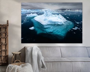 Topje van de ijsberg in helderblauw water van Martijn Smeets