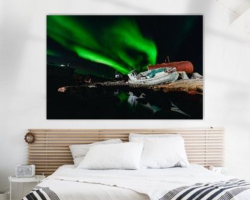 Nordlichter (Aurora Borealis) über einem Schiffswrack und im Wasser reflektiert von Martijn Smeets