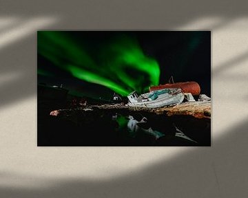 Nordlichter (Aurora Borealis) über einem Schiffswrack und im Wasser reflektiert von Martijn Smeets